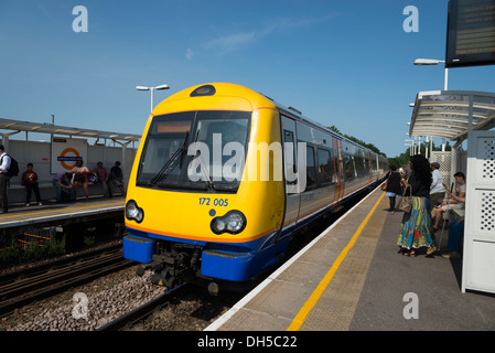 London Overground treno tirando in Harringay Green Lanes stazione, London, England, Regno Unito Foto Stock