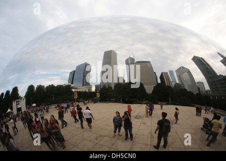 Cloud Gate, noto anche come "fagiolo", in Chicago, IL, Stati Uniti d'America. Foto Stock