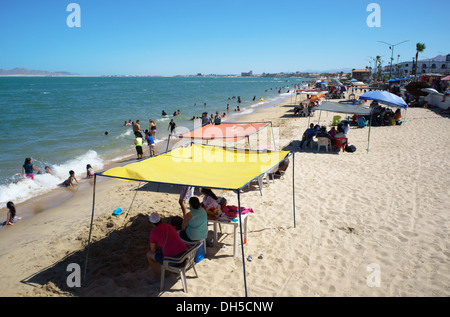 San Felipe, Messico Weekend folle sulla spiaggia di San Felipe, Baja California, Messico. Foto Stock