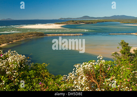 Vista spettacolare della costa e ampio estuario del fiume dal belvedere a Nambucca capi nel nord del New South Wales AUSTRALIA Foto Stock