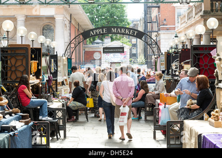 Il mercato di Apple in Covent Garden di Londra, Inghilterra, Regno Unito Foto Stock