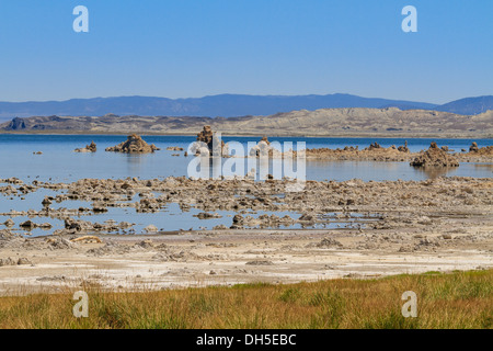 Mono Lake Shore e formazioni di tufo, California Foto Stock