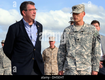 Lt. Col. Richard Ng (a destra), comandante della 1'drago' Battaglione, ottantaduesima campo reggimento di artiglieria, 1° 'Ironhorse' vigili del Team di combattimento, 1° Divisione di cavalleria, parla di Ashton Carter, il vice segretario della difesa, durante la sua visita al motorino del drago Foto Stock