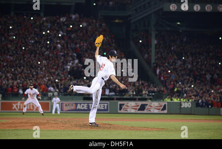 Boston, Massachusetts, USA. 30 ott 2013. Koji Uehara (Red Sox) MLB : Koji Uehara dei Boston Red Sox piazzole nel nono inning durante il gioco 6 del 2013 Major League Baseball World Series contro il St. Louis Cardinals al Fenway Park di Boston, Massachusetts, Stati Uniti . Credito: AFLO/Alamy Live News Foto Stock