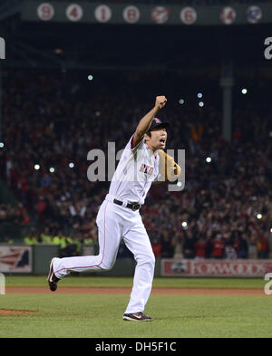 Boston, Massachusetts, USA. 30 ott 2013. Koji Uehara (Red Sox) MLB : Koji Uehara dei Boston Red Sox celebra il gioco vincente 6 del 2013 Major League Baseball World Series contro il St. Louis Cardinals al Fenway Park di Boston, Massachusetts, Stati Uniti . Credito: AFLO/Alamy Live News Foto Stock