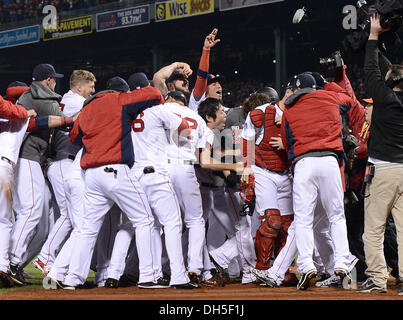 Boston, Massachusetts, USA. 30 ott 2013. Koji Uehara (Red Sox) MLB : Koji Uehara dei Boston Red Sox celebra con i suoi compagni di squadra dopo aver vinto il gioco 6 del 2013 Major League Baseball World Series contro il St. Louis Cardinals al Fenway Park di Boston, Massachusetts, Stati Uniti . Credito: AFLO/Alamy Live News Foto Stock