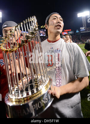 Boston, Massachusetts, USA. 30 ott 2013. Koji Uehara (Red Sox) MLB : Koji Uehara dei Boston Red Sox celebra con il trofeo dopo aver vinto il gioco 6 del 2013 Major League Baseball World Series contro il St. Louis Cardinals al Fenway Park di Boston, Massachusetts, Stati Uniti . Credito: AFLO/Alamy Live News Foto Stock