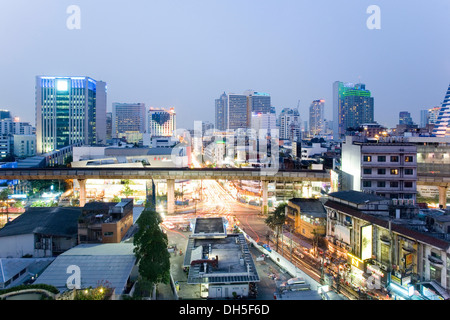 Sukhumvit Road, BTS Skytrain, Linea Sukhumvit Bangkok, Thailandia Foto Stock