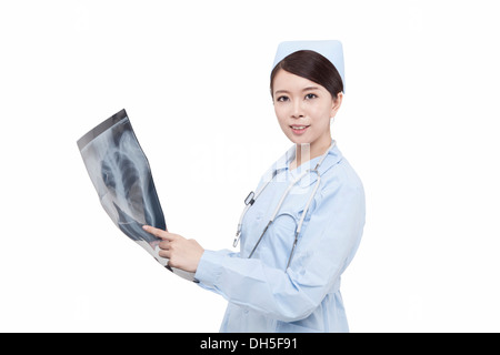 Oriental giovane medico donna esaminando i raggi X Foto Stock
