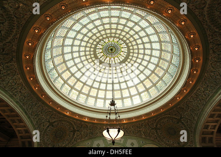 Una cupola Tiffany presso il Chicago Cultural Center. Foto Stock