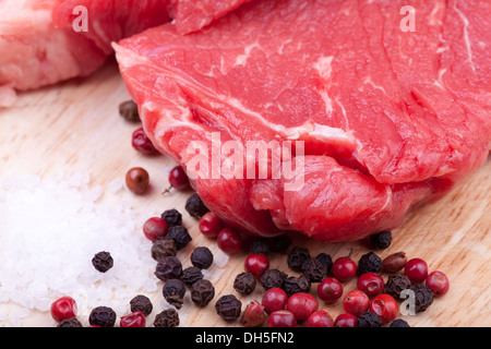 Materie carni fresche bovine Scamone bistecca a bordo Foto Stock