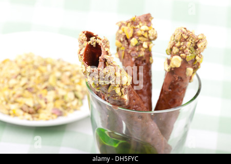 Il brandy scatta con pistacchi in vetro Foto Stock