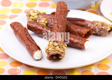 Il brandy scatta con pistacchi e crema di latte Foto Stock