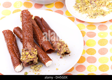 Il brandy scatta con pistacchi e crema di latte Foto Stock