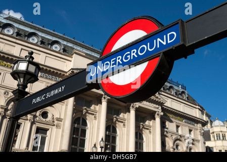 La metropolitana di Londra segno a Piccadilly Circus, England, Regno Unito Foto Stock