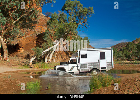 Camper attraversamento del fiume Ross vicino area camping, NT Foto Stock