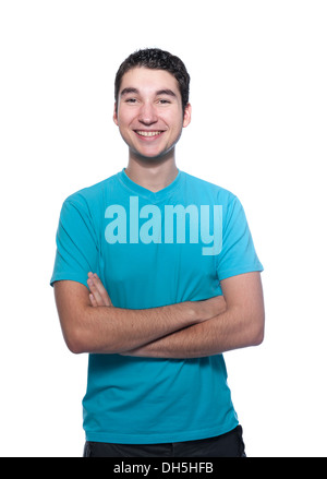 Teen boy, con le braccia incrociate su sfondo bianco Foto Stock