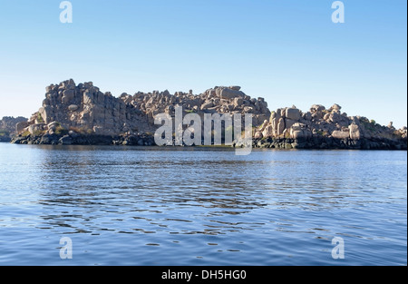 Paesaggio tra cui il fiume Nilo e formazione di roccia nei pressi di Philae in Egitto (Africa) Foto Stock