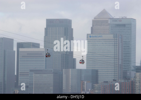 Londra, Regno Unito - le funivie Emirates Air Line scivolano sul Tamigi con i grattacieli di Canary Wharf, Citi, Barclays e HSBC, prominenti sullo sfondo. Foto Stock