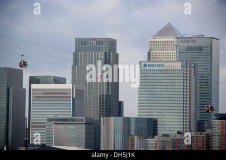 Londra, Regno Unito - le funivie Emirates Air Line scivolano sul Tamigi con i grattacieli di Canary Wharf, Citi, Barclays e HSBC, prominenti sullo sfondo. Foto Stock