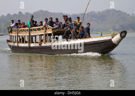 La Gente seduta sul tetto di un traghetto, Kaptai lago, Rangamati, Chittagong Hill Tracts, Bangladesh, Asia del Sud, Asia Foto Stock