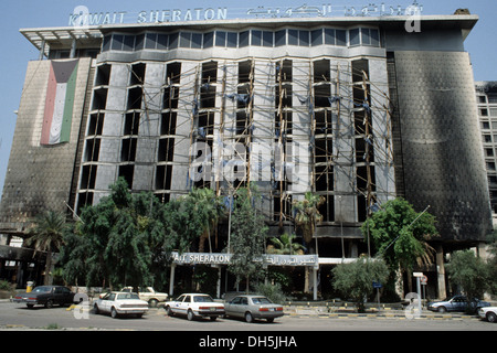 Le conseguenze della guerra del Golfo nel 1991 in Kuwait : devastazione nel centro di Kuwait City. Il distrutto hotel Sheraton. Foto Stock