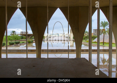 Padiglione libanese e l'arco di calcestruzzo in background, Expo area espositiva, Rachid Karame fiera internazionale, Tripoli, Foto Stock