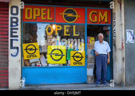 Il vecchio uomo è in piedi presso un negozio ingresso, negozio di vendita di parti di ricambio per Opel o auto Vauxhall, General Motors, Beirut, Libano Foto Stock