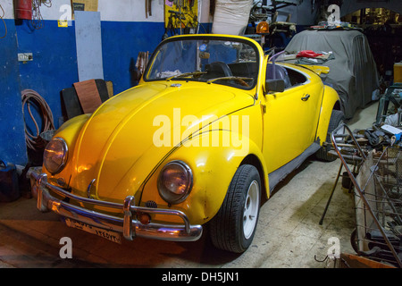 VW Beetle Cabrio, giallo in un garage, Beirut, Libano Foto Stock