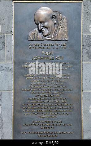 Rilievo bronzeo di Papa Giovanni XXIII, Roncalliplatz quadrati sul lato sud del Koelner Dom Colonia Cattedrale di Colonia Foto Stock