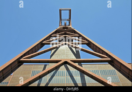Headframe o torre di avvolgimento al di sopra dell'albero hall, il complesso industriale delle Miniere di carbone dello Zollverein, monumento industriale Foto Stock