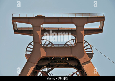 Headframe o torre di avvolgimento al di sopra dell'albero hall, il complesso industriale delle Miniere di carbone dello Zollverein, monumento industriale Foto Stock