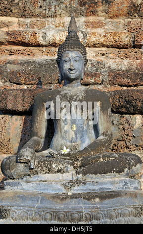 Statua del Buddha, Bhumispara-mudra, Gautama Buddha nel momento dell illuminismo, Wat Mahathat, Sukhothai Historical Park Foto Stock