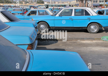 Taxi con Grand Taxi di Inezgane, un importante hub di trasporto a sud di Agadir, Marocco, Africa Foto Stock