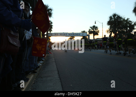 La famiglia e gli amici lungo le strade di Parris Island, S.C., per guardare la nuova Marines dell India Company, 3a reclutare Battalio Formazione Foto Stock