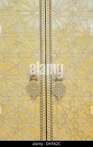 Porta del palazzo reale, Palais Royal, Dar El Makhzen, a Place des Alaouites in Fes Djedid, Fes, Marocco, Africa Foto Stock