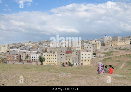 Case e appartamenti delle fasce più povere della popolazione, insediamento fuori di Fez, Marocco, Africa Foto Stock