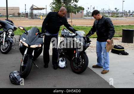 Lancia Cpl. William Dickens, destra a Silvestro, W.Va., nativo e Gunnery Sgt. Michael Thomas, a sinistra a Jacksonville, Florida, nativo, entrambi sede e Sede squadrone moto club membri, ispezionare Dickens' moto prima di andare su un motore squadron Foto Stock