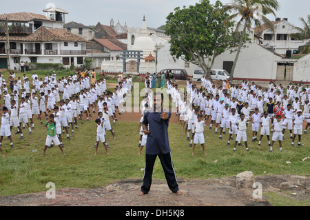 Classi di Karate, ragazzi in bianco le uniformi scolastiche, Galle, Sri Lanka, Ceylon, Asia Foto Stock