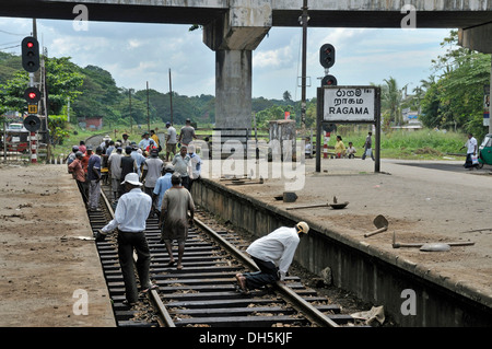 Lavori di manutenzione su binari ferroviari Stazione ferroviaria in Ragama, Sri Lanka, Ceylon, Asia Foto Stock