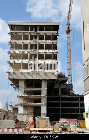 Il Lufthansa alto edificio, sede della compagnia aerea tedesca fino al 2007, sulla banca del fiume Reno presso Deutz, ristrutturazione Foto Stock