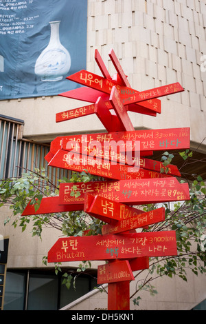 Cartello di mostrare le direzioni e le distanze al mondo i famosi punti di riferimento della strada di Insadong, Seoul, Corea Foto Stock