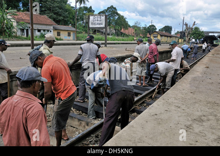 Manutenzione di binari ferroviari la stazione ferroviaria in Ragama, Sri Lanka, Ceylon, Asia Foto Stock