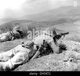 Soldati GURKHA in Italia nel 1944 con i loro coltelli khukuri Foto Stock