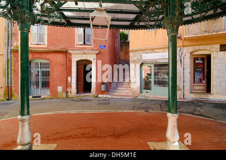 Pergola parasole o Place des Artistes Town Square o Plaza nella storica Città Vecchia Grasse Alpes-Maritimes Francia Foto Stock