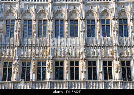 City hall decorata con numerose sculture, Grand Place o Grote Markt, Sito Patrimonio Mondiale dell'UNESCO, Bruxelles, Belgio, Benelux Foto Stock