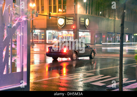 La mattina presto una solitaria auto si siede sotto la pioggia in corrispondenza di una giunzione di Chicago vicino a South State Street e Van Buren Foto Stock