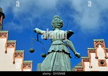 Dea Justitia come una fontana figura, Gerechtigkeitsbrunnen, fontana di giustizia, Roemerberg square, il quartiere storico di Foto Stock