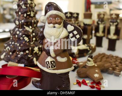Hornow, Germania. 30 ott 2013. Un babbo natale e altri articoli di cioccolato sono in mostra nelle pasticcerie Felicitas GmbH in Hornow, Germania, 30 ottobre 2013. La produzione per il Natale ha già iniziato nell'impresa familiare. Solo il puro burro di cacao viene utilizzato per rendere le figure fatte a mano. Circa 300 chili di cioccolato è un processo lì ogni giorno. Foto: Patrick Pleul/dpa/Alamy Live News Foto Stock