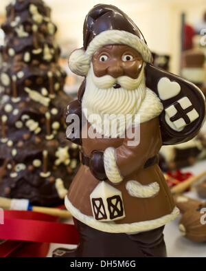 Hornow, Germania. 30 ott 2013. Un babbo natale e altri articoli di cioccolato sono in mostra nelle pasticcerie Felicitas GmbH in Hornow, Germania, 30 ottobre 2013. La produzione per il Natale ha già iniziato nell'impresa familiare. Solo il puro burro di cacao viene utilizzato per rendere le figure fatte a mano. Circa 300 chili di cioccolato è un processo lì ogni giorno. Foto: Patrick Pleul/dpa/Alamy Live News Foto Stock